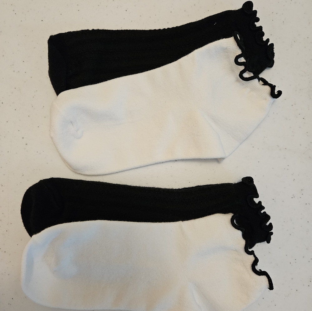Cute Loft Ankle Socks with ruffled edge